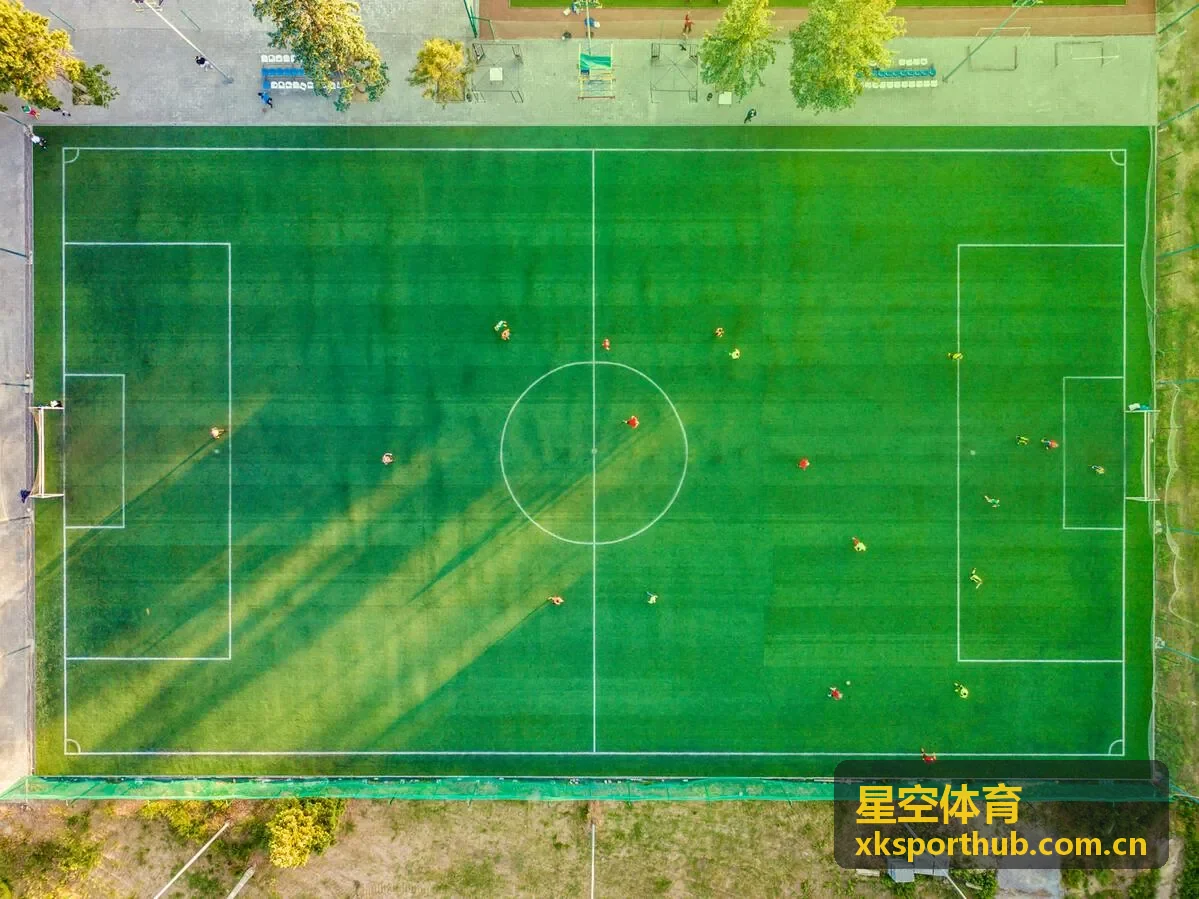 星空体育成员在运动场边交流与记录